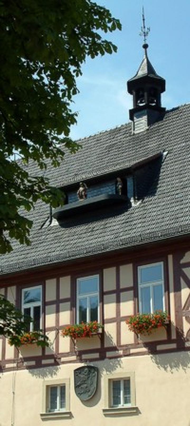 Glockenspiel auf dem Rathausdach