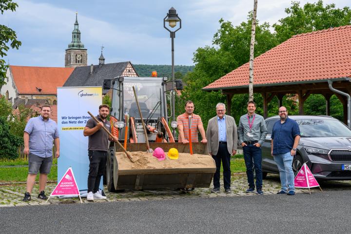Beim ersten Spatenstich-von links: Leon Ramerth (Deutsche Telekom Technik), Sorin Franz (Baufirma Seibold), Peter Schmidt (Bauamt Königsberg), Claus Bittenbrünn (Bürgermeister), Thomas Andreas Hofmann (Deutsche Telekom Technik), Tobias Mäder (Breitbandpate Königsberg)