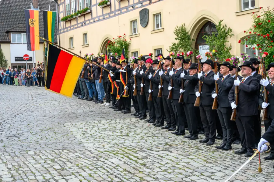 Die Bürgerwehr 1848 marschiert stolz vor dem Rathaus in Königsberg.