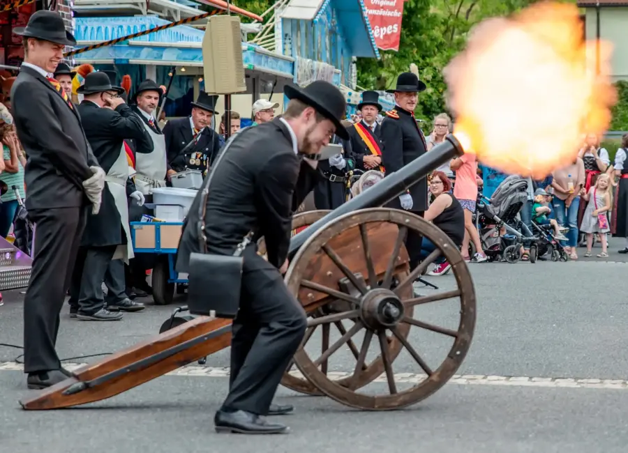 Der festliche Parademarsch der Bürgerwehr zieht jedes Jahr zahlreiche Zuschauer an.