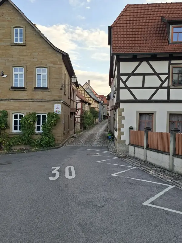 Gefahrenherd Pfarrgasse: Stadt Königsberg appelliert an unvernünftige Autofahrer Foto