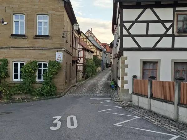 Gefahrenherd Pfarrgasse: Stadt Königsberg appelliert an unvernünftige Autofahrer