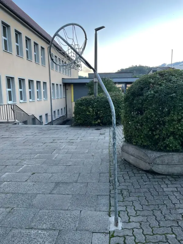 Korbballkorb am Pausenhof verbogen Foto