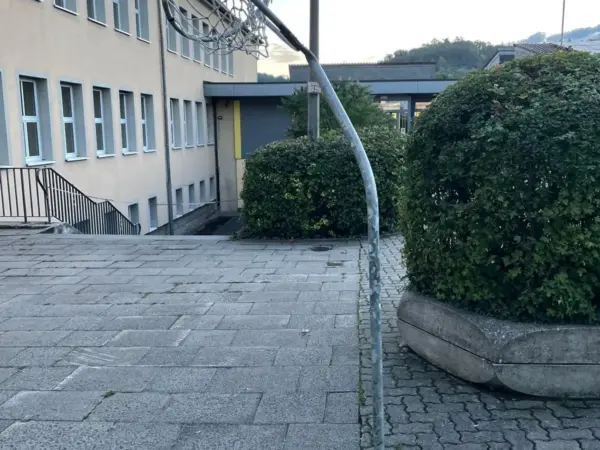 Korbballkorb am Pausenhof verbogen